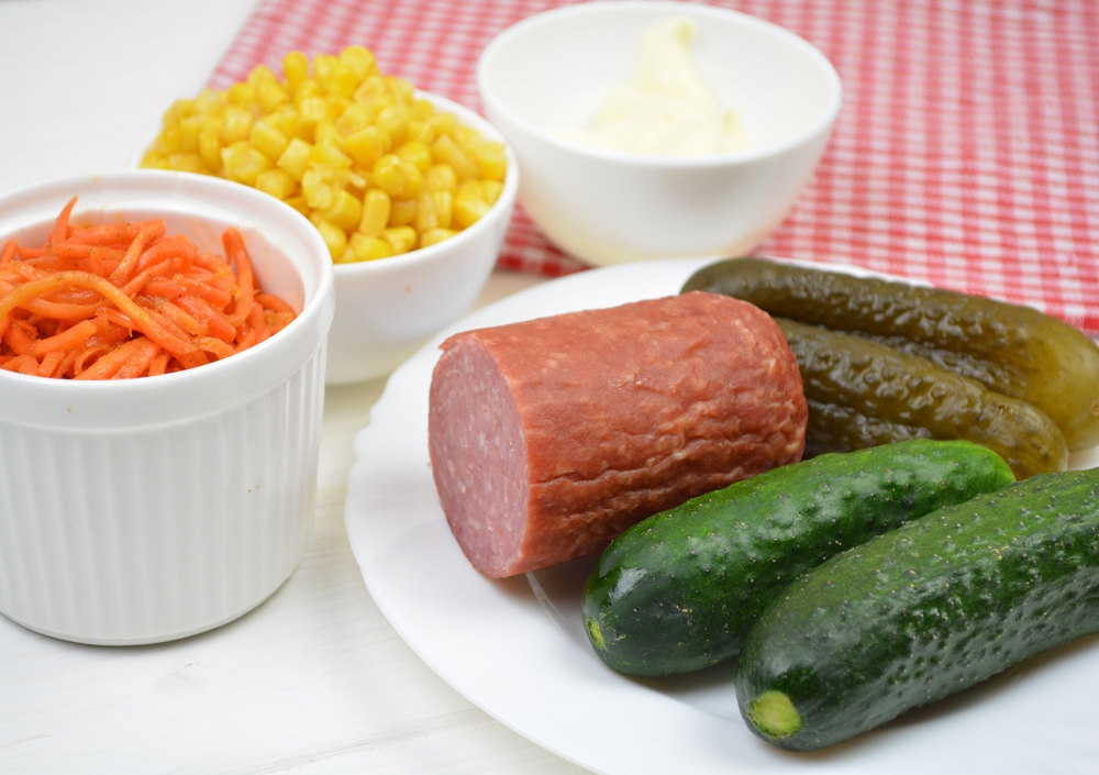 Салат с копченой колбасой, морковью, кукурузой и огурцами - быстрый рецепт с фото